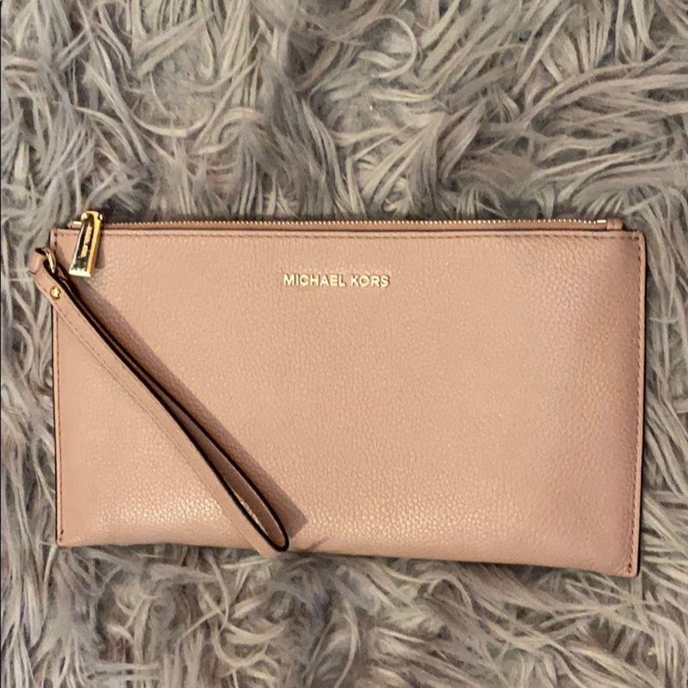 Micheal kors wristlet in the color fawn